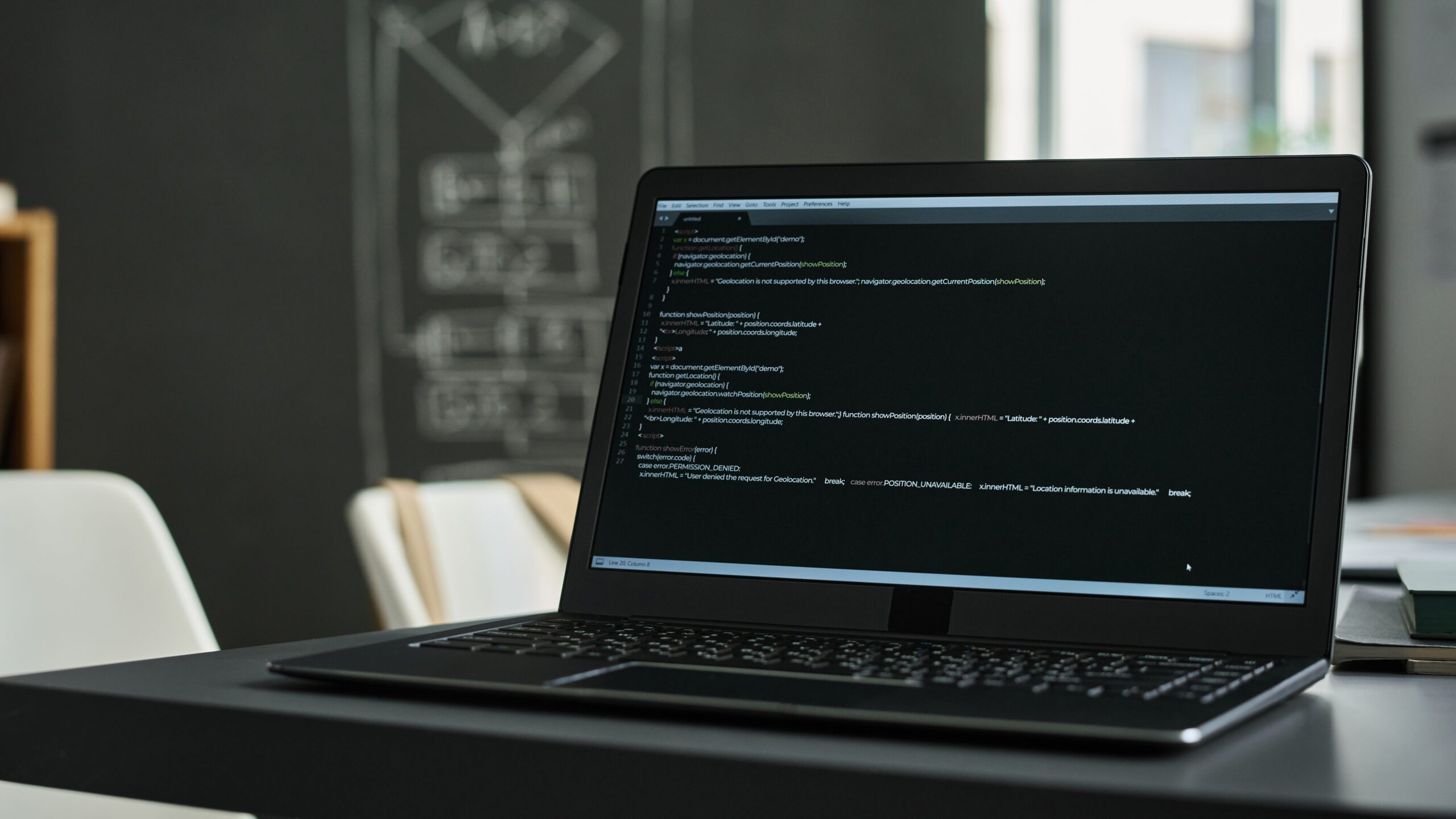 Portátil com programa de computador no escritório.